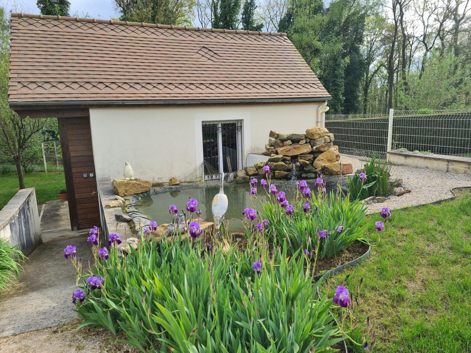 Chez Jaja Et Phiphi Apartment Bourg-et-Comin Exterior photo